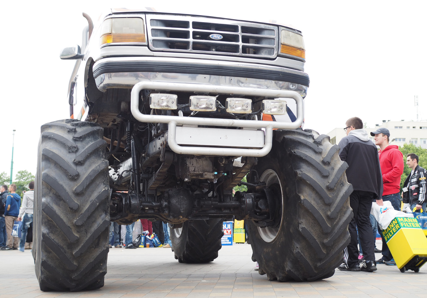  Monster truck najpierw pozował do zdjęć, a później zajął się pokazowym miażdżeniem wraków