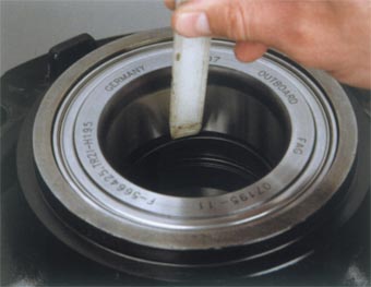 Do zakładania pierścienia należy użyć narzędzia z miękkiego metalu lub plastiku