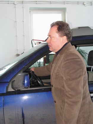 Pierwszą czynnością po wprowadzeniu pojazdu na stanowisko jest orientacyjne ustawienie przednich kół w kierunku „na wprost”
