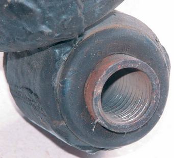 Typowe uszkodzenia elementów metalowo-gumowych (u góry: efekt złych warunków drogowych, u dołu: skutek niewłaściwego montażu)
