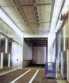W większych lakierniach istotne oszczędności energii zapewnia szeregowy układ dwu kabin, z których jedna służy wyłącznie do malowania, a druga – do suszenia powłok