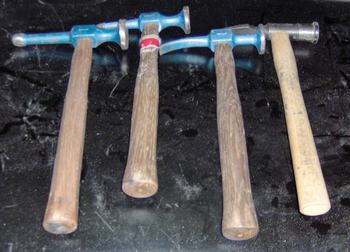 Od lewej: młotki do obróbki blach stalowych (ostatni typu „karo”), młotki do aluminium (drewniany, nierdzewny, aluminiowy), klepadła („coma”, standardowe  z rękojeścią prostą i wygiętą)