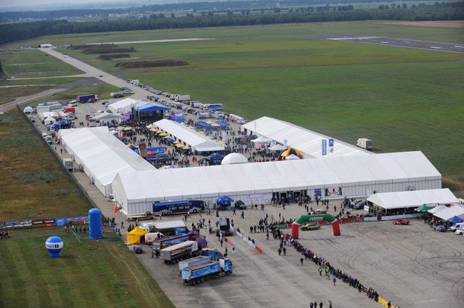 Na płycie modlińskiego lotniska powstaną namiotowe pawilony o łącznej powierzchni  20 000  m kw oraz obszerne sektory widowiskowe dla imprez plenerowych