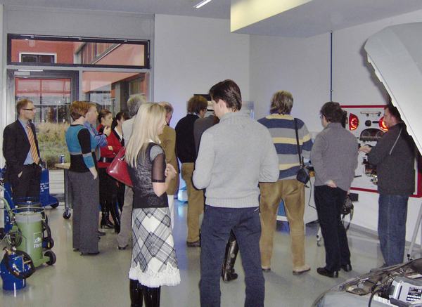 Podczas zwiedzania Centrum Szkoleniowego ATE w Eschborn poszczególne urządzenia demonstrowano kolejno zmieniającym się grupom gości