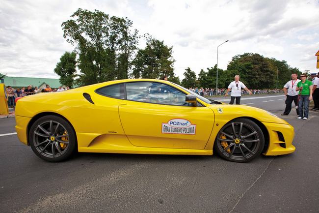 Ferrari F430 na parkingu...