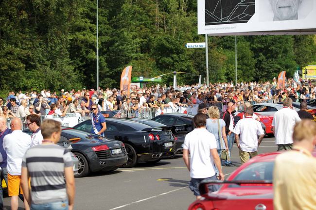 Tysiące osób obserwowały samochody GT na ulicy Baraniaka w Poznaniu