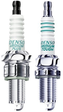 świeca zapłonowa VW20T Denso Iridium LPG do pracujących w trudnych warunkach silników pojazdów z instalacjami gazowymi. Pośrodku: świeca zapłonowa Denso Iridium Tough z irydową elektrodą środkową i platynową zewnętrzną