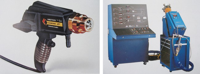 Pistolet do metalizacji natryskowej i jego technologiczne zaplecze (z prawej) to sprzęt kosztowny i wymagający specjalistycznej obsługi
